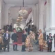 Gibran-Jan Ethes berbusana adat Papua saat tiba di Istana Merdeka