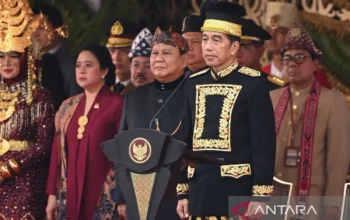 Presiden kenakan baju adat Kalimantan Timur saat upacara di IKN