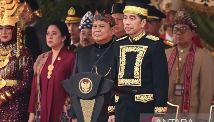 Presiden kenakan baju adat Kalimantan Timur saat upacara di IKN