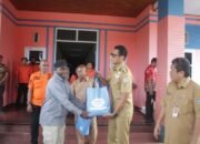 Penjabat Gubernur Papua Selatan Menyerahkan Bantuan Wapres Kepada Masyarakat di Merauke
