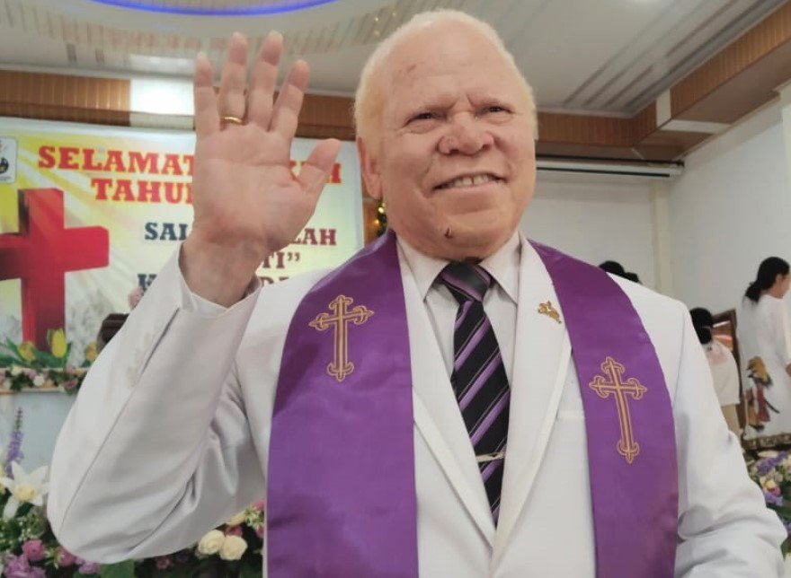 Gembala Sidang Gereja GPdI Parakletos Angkasa Kota Jayapura, Papua, Pdt MPA Maury S.Th