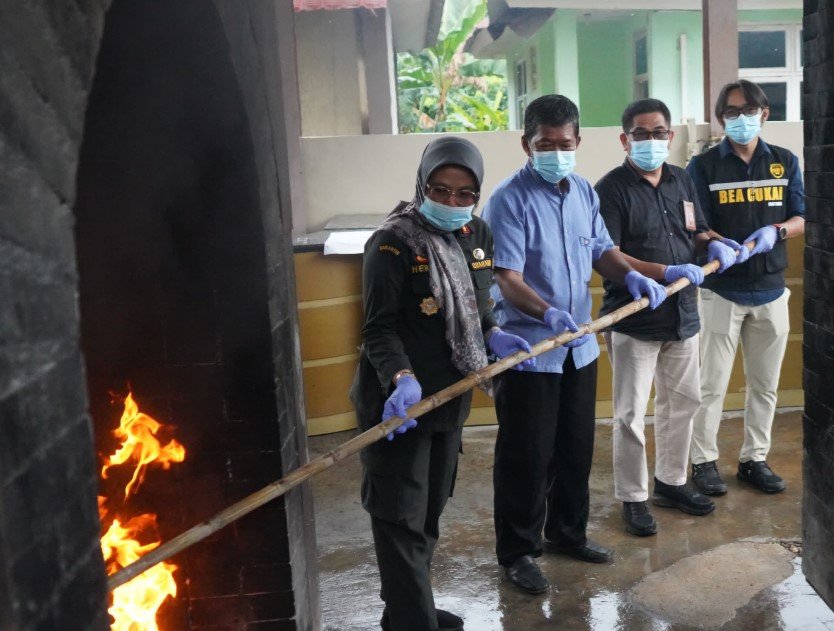 Pemusnahan barang komoditi oleh petugas dari Badan Karantina Indonesia (Barantin) melalui Balai Karantina Hewan, Ikan, dan Tumbuhan Kepulauan Riau (Karantina Kepri).