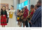 Dubes Vatikan Mgr Piero tiba di Timika disambut tarian Suku Kamoro
