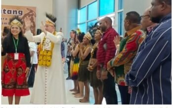 Dubes Vatikan Mgr Piero tiba di Timika disambut tarian Suku Kamoro