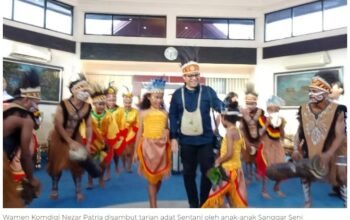 Wamen Komdigi tiba disambut tarian adat Sentani di Jayapura Papua