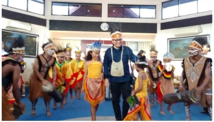 Wamen Komdigi tiba disambut tarian adat Sentani di Jayapura Papua